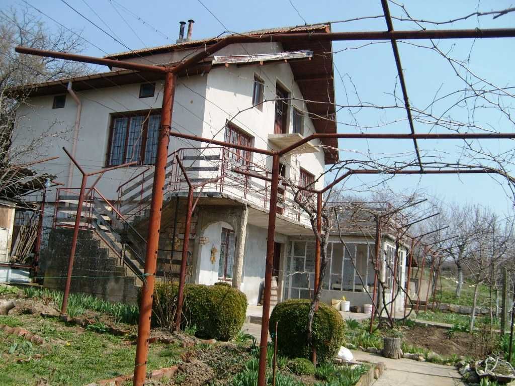 Продавам КЪЩА на 3 етажа РЗП 205м2 парцел 2045м2