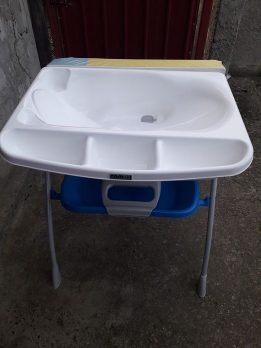 Cădită de baie nouă cu măsuță de infasat