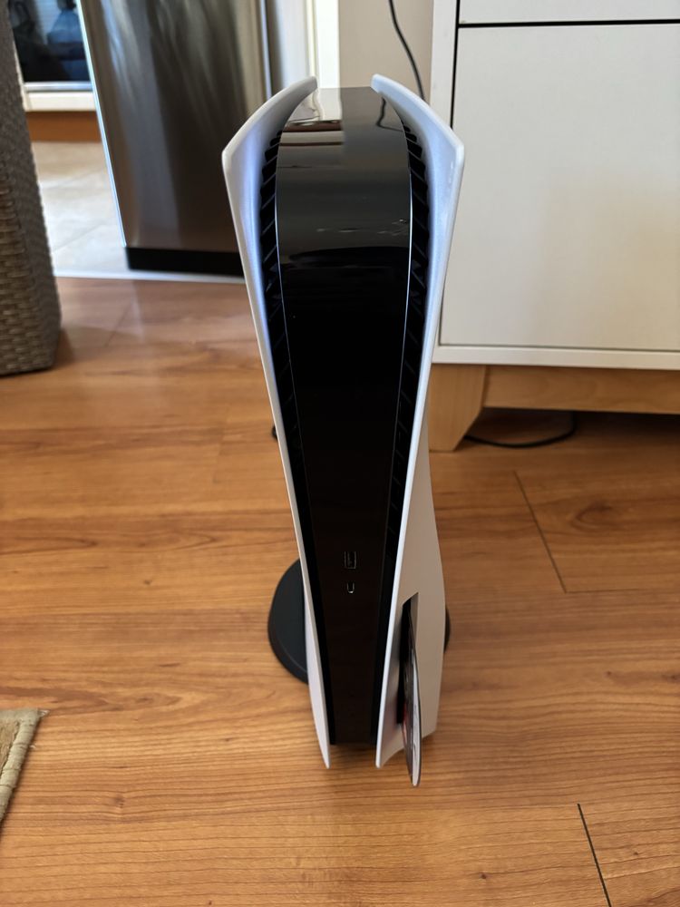Playstation 5 Disc версия с оригинална кутия кабели и игра!