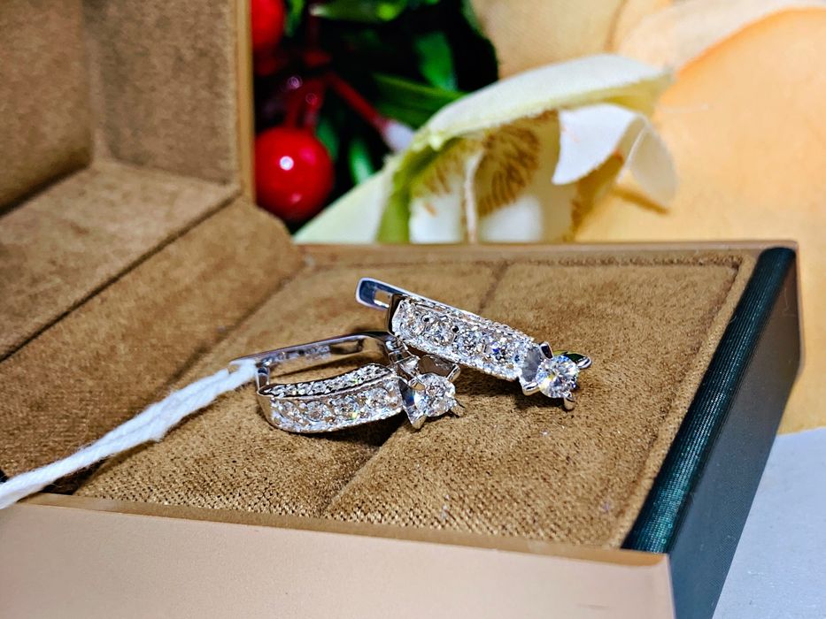 Изящные золотые серьги с бриллиантами