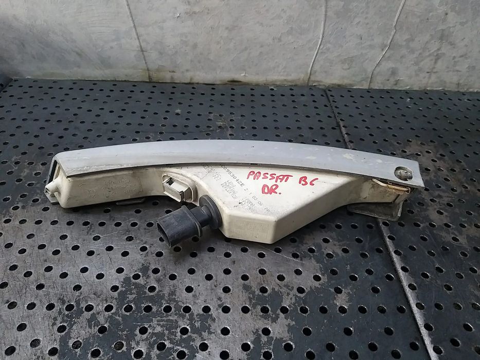 Semnalizare dreapta vw passat b6 3c 3c0953042e