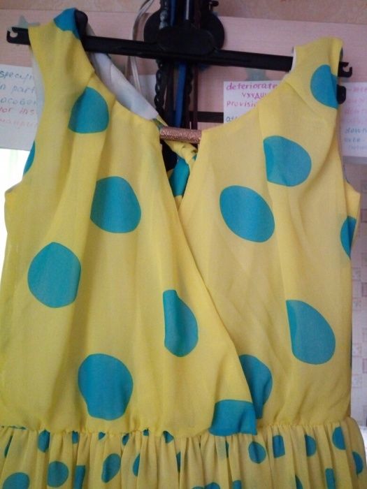 Платье лимонного цвета в горошек