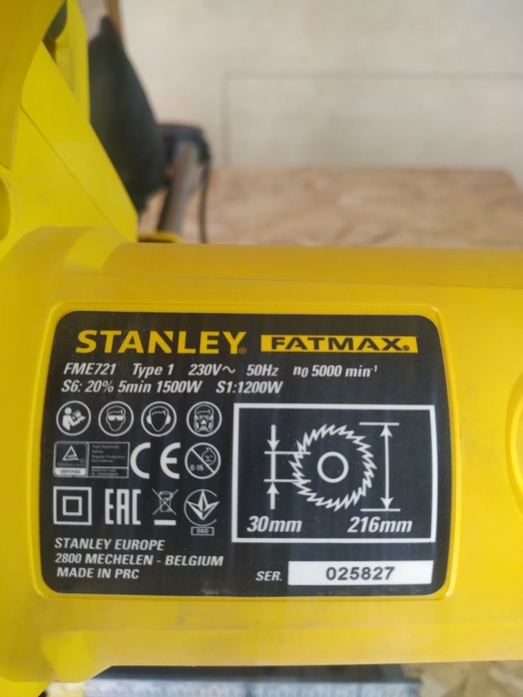 Продается торцовочная пила фирмы STANLEY.