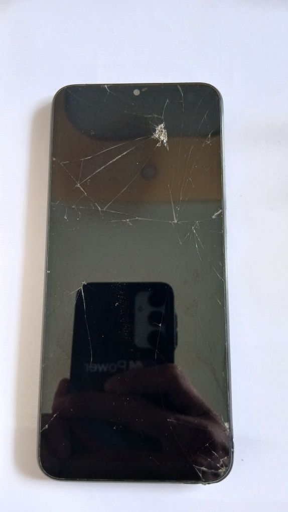 Telefonni ishlashi yaxshi faqat singan baxosi 200 ming