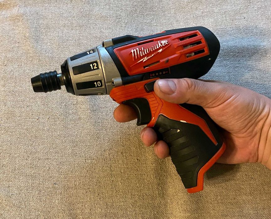 Masina de insurubat Milwaukee C12D pe 12v 19 Nm - corp