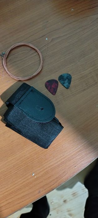 Chitară acustică.
