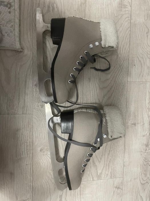 Продам  коньки женские 39 размер