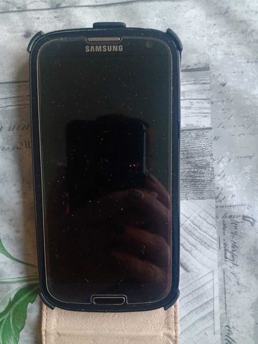 Работещ Samsung S-3 в отлично състояние и кожен калъф