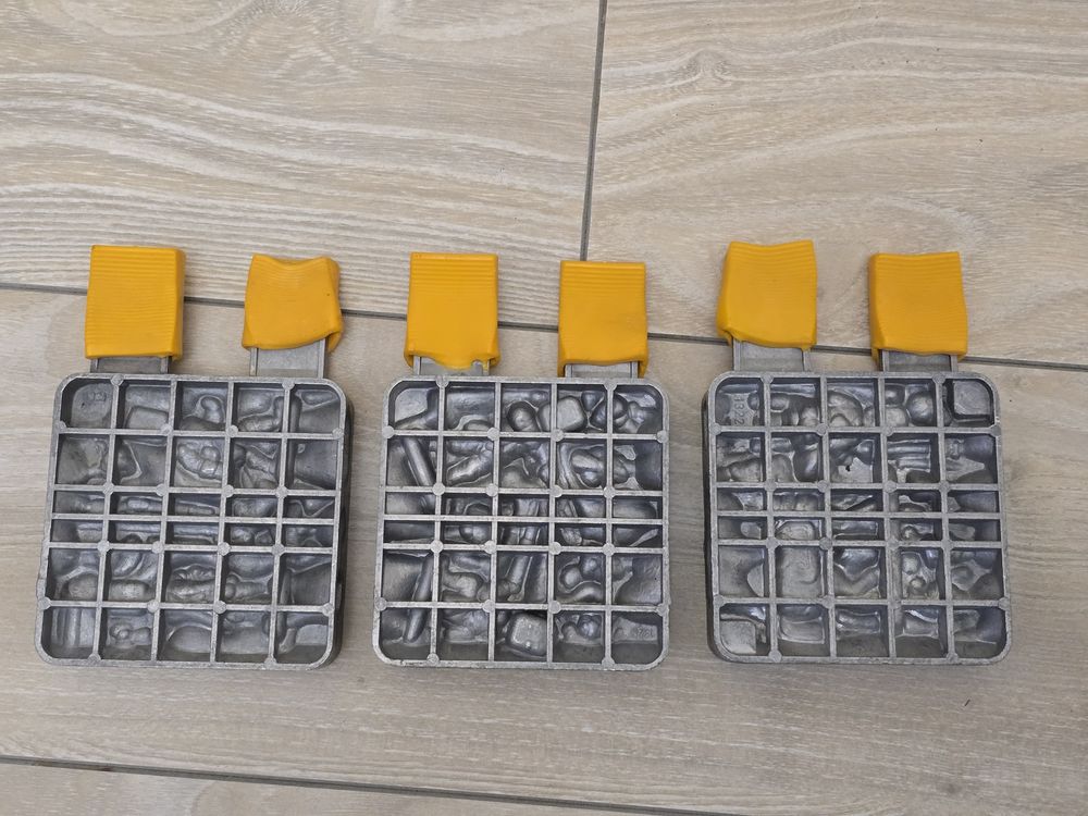 Set trei matrite pentru soldati (plumb, zinn, plastic), vintage.