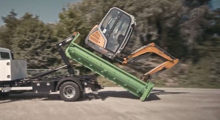 Inchiriez buldoexcavator si bene moloz