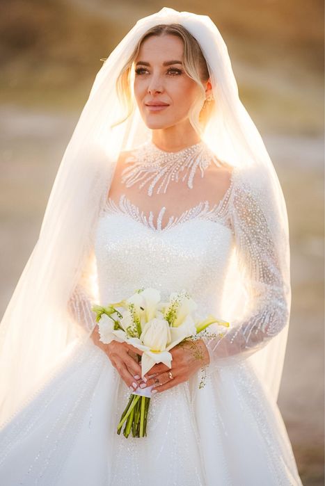 Vand rochie de mireasa , cu crinolina si voal incluse