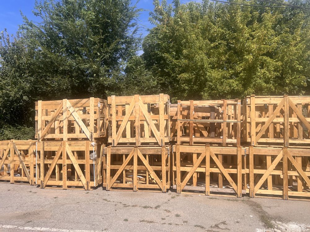 Деревянные ящики в огромном количестве