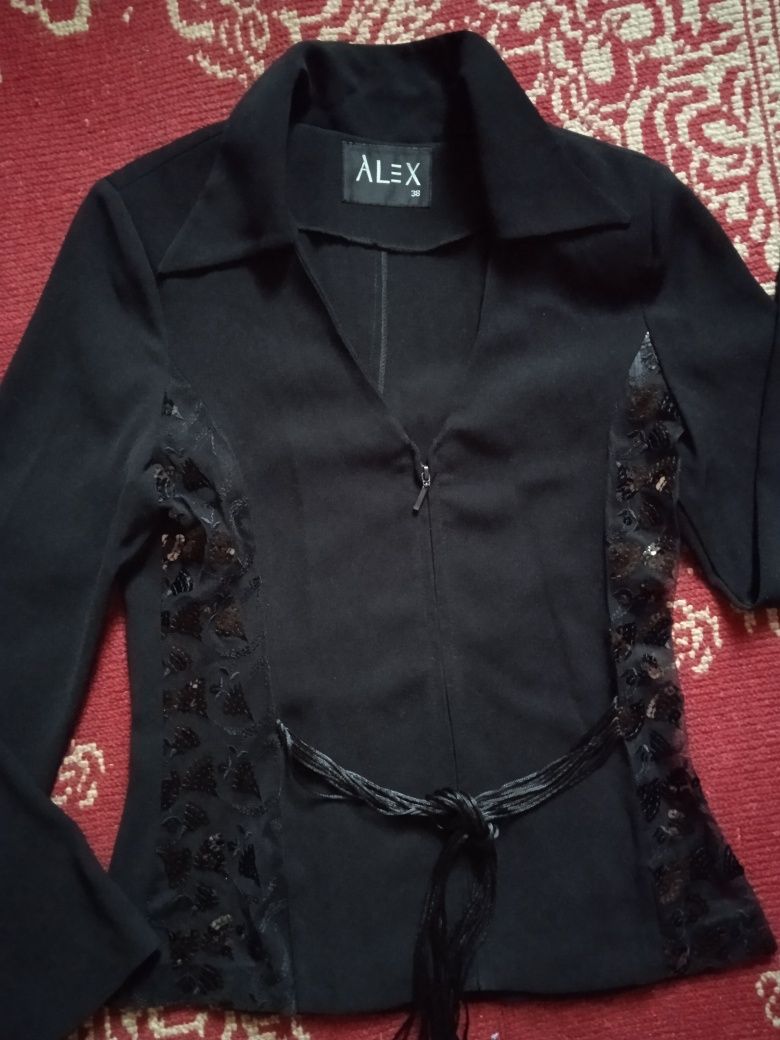 Костюм брючный женский фирменый нарядный,чёрного цвета с ажурной встав