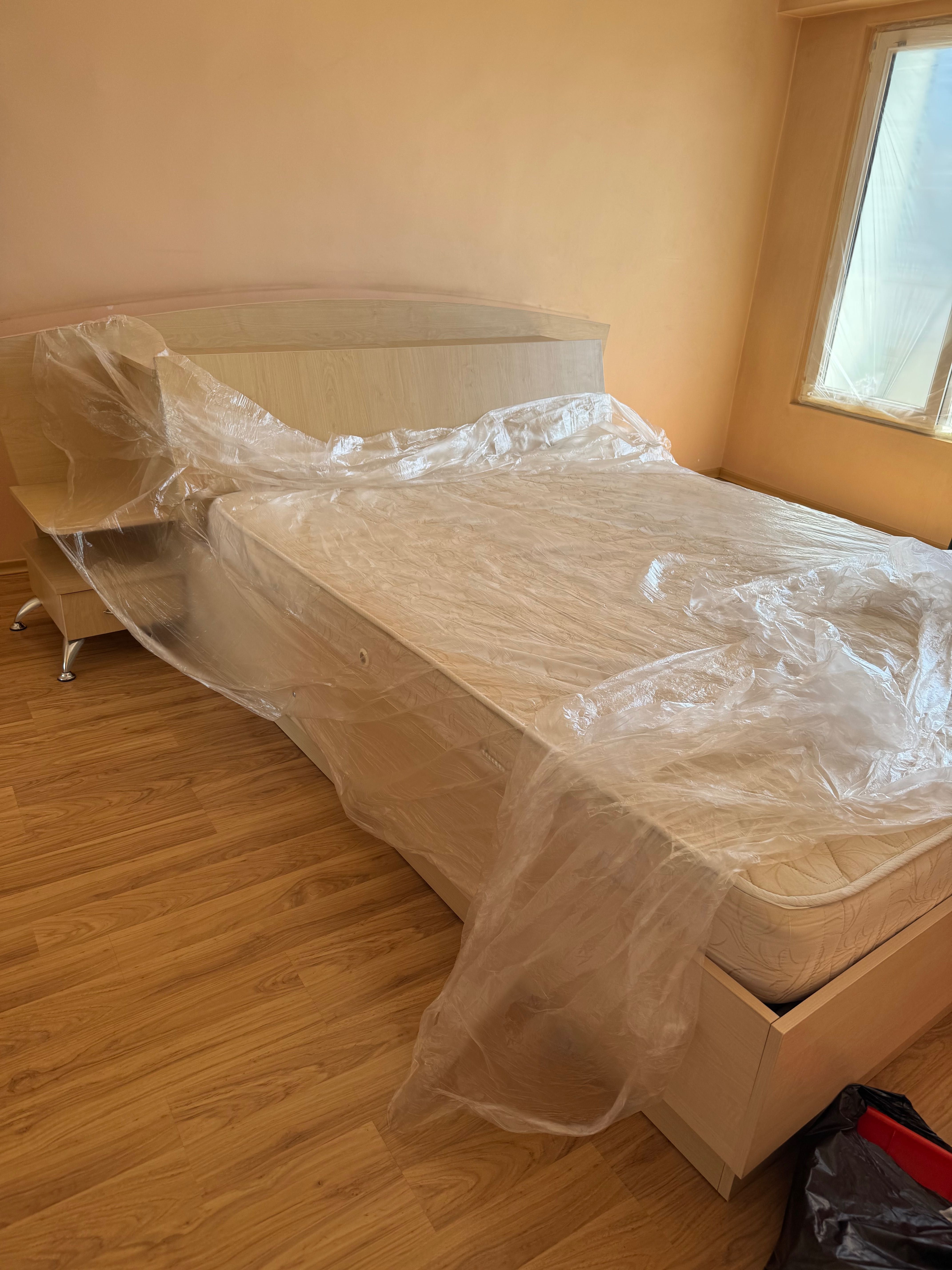 Продавам спалня със вградена ракла.