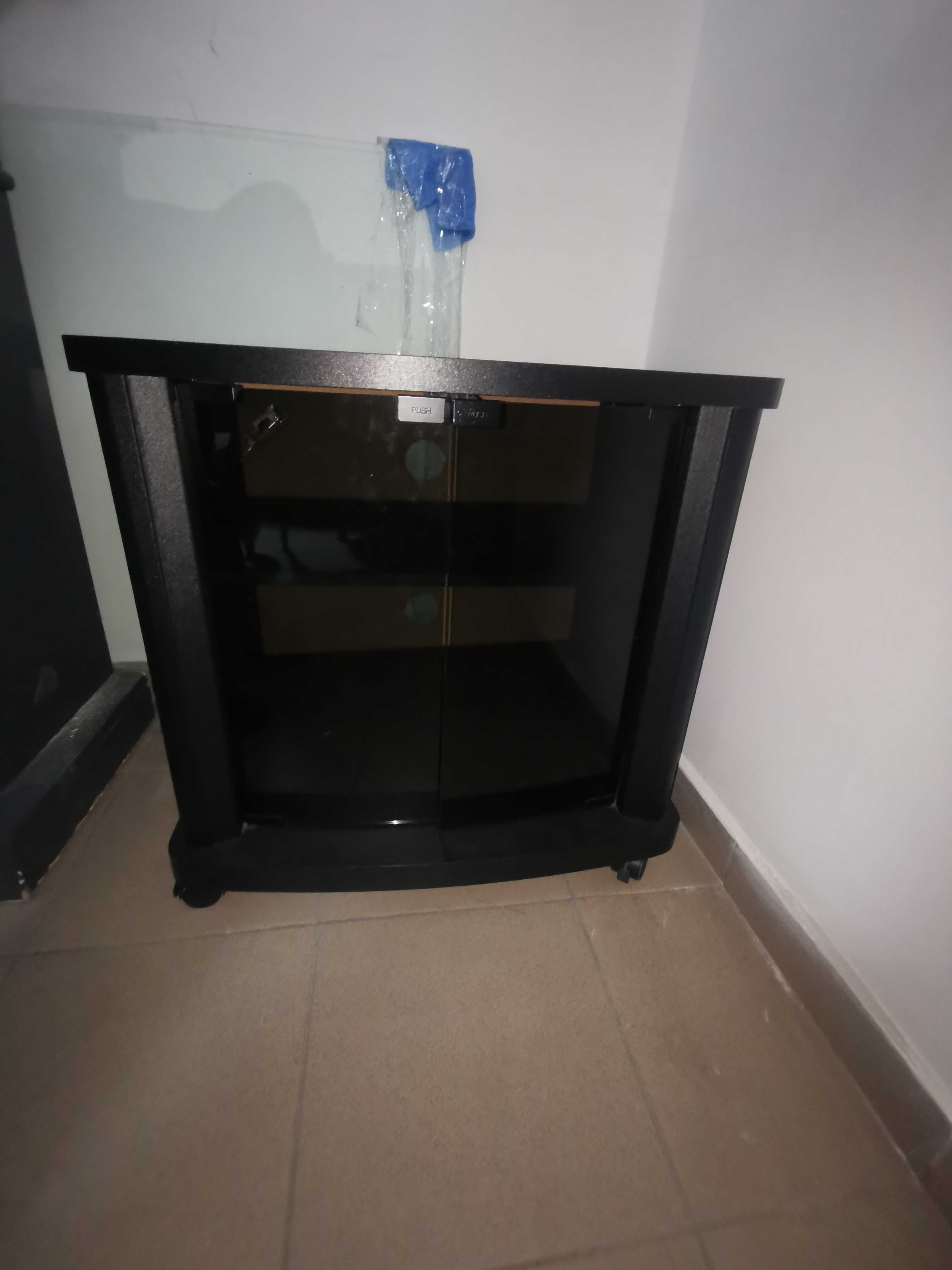 Черно Tv шкафче на колела с витрина