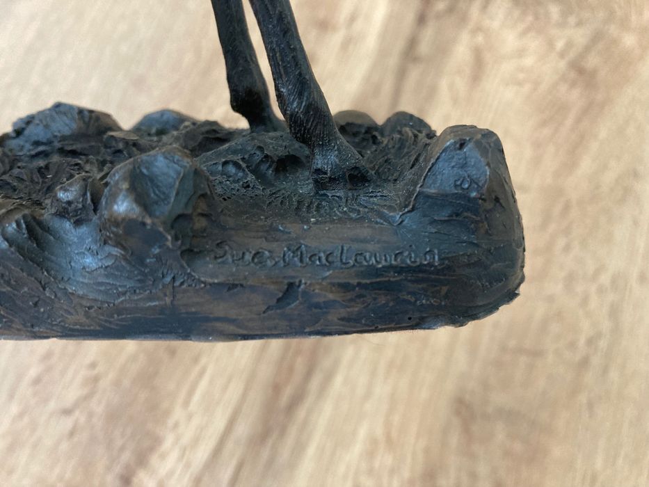 Статуетка конче подписана