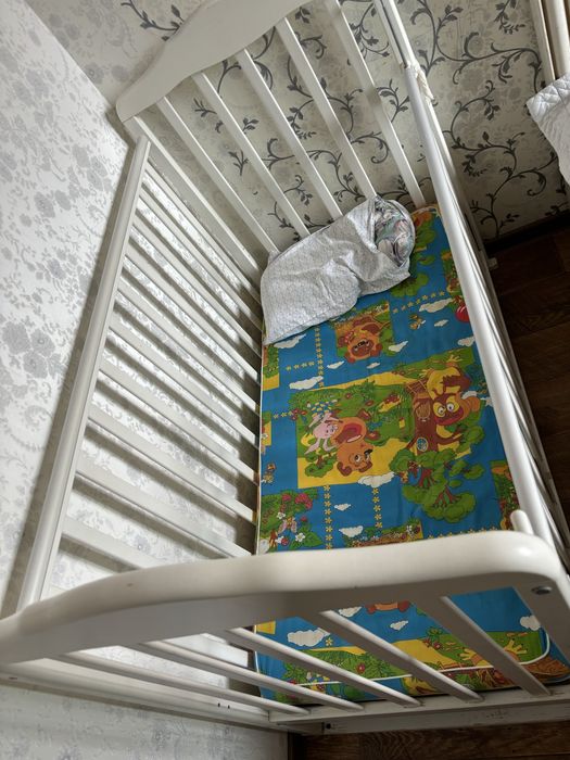 Детская кровать, состояние хорошие с матрацом.