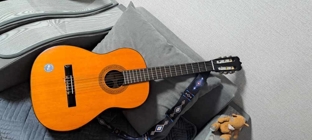 Продаётся гитара Renata