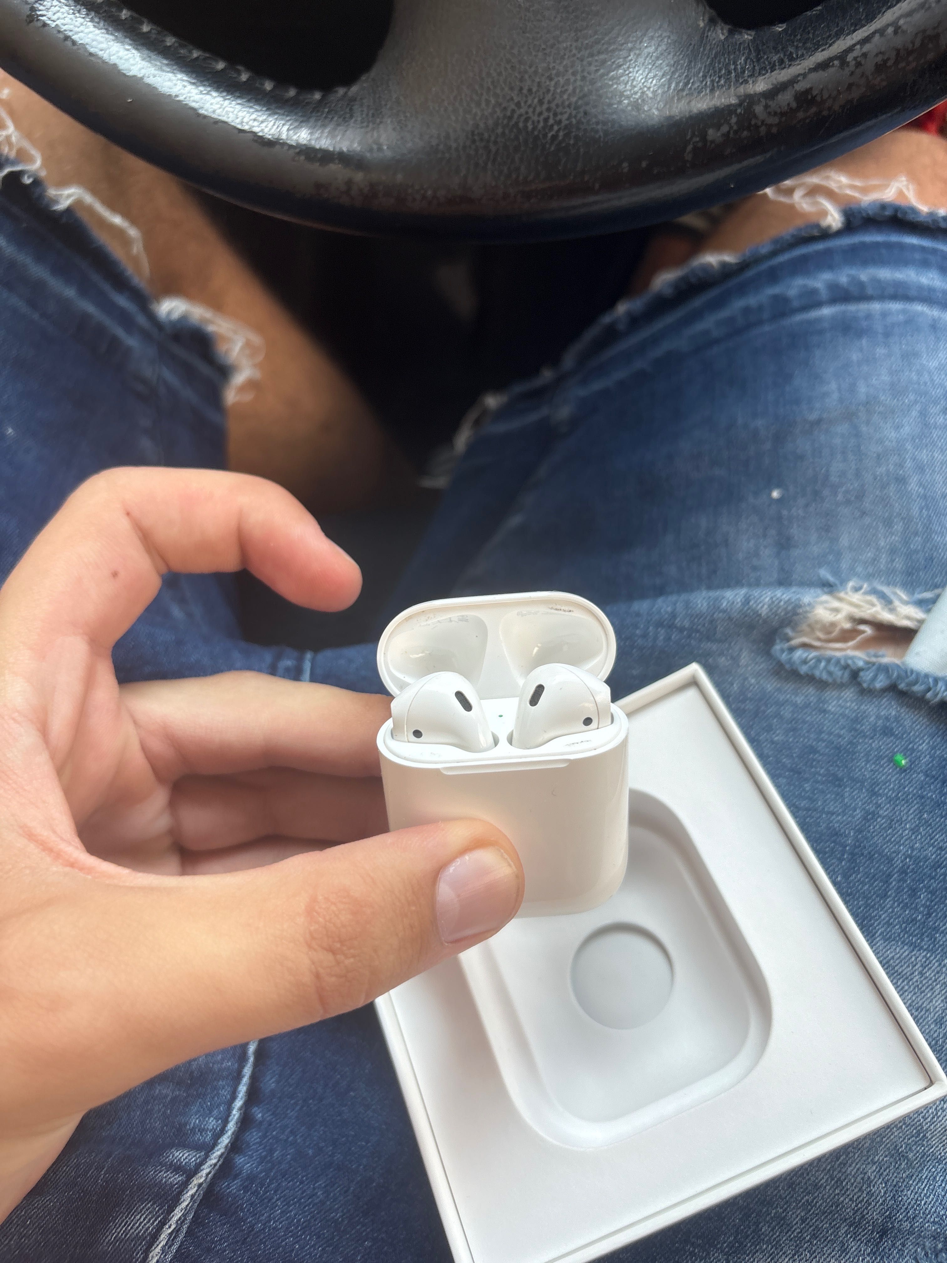 Оригинални слушалки на Apple airpods 2 много малко използвани
