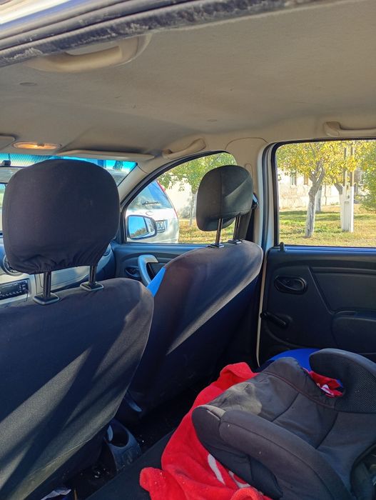 Vând Dacia Sandero an 2009 mai multe detalii la Nr de telefon