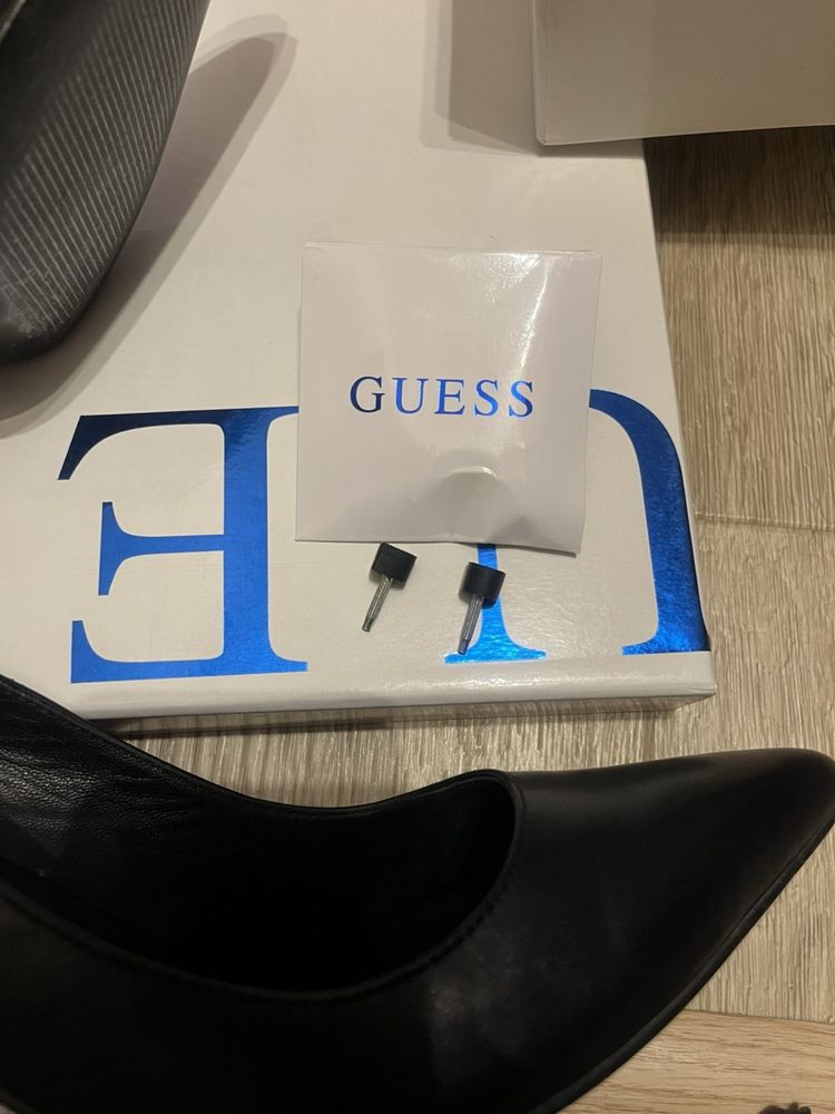 Обувки Geox, Guess