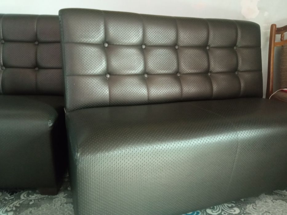 Продается два диванчика кожанных