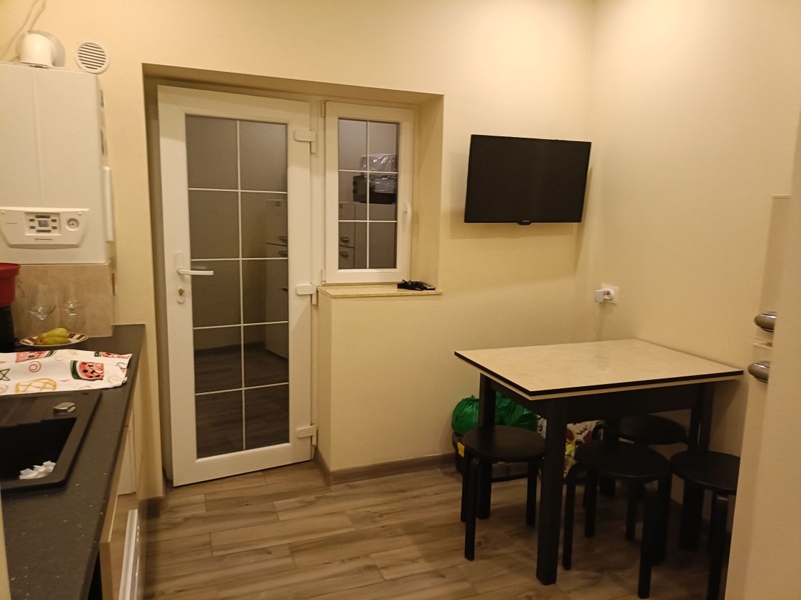 Închiriez apartament la curte