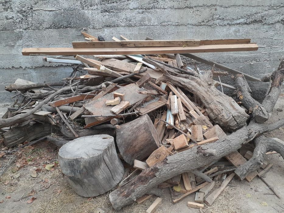 Дрова и доски для