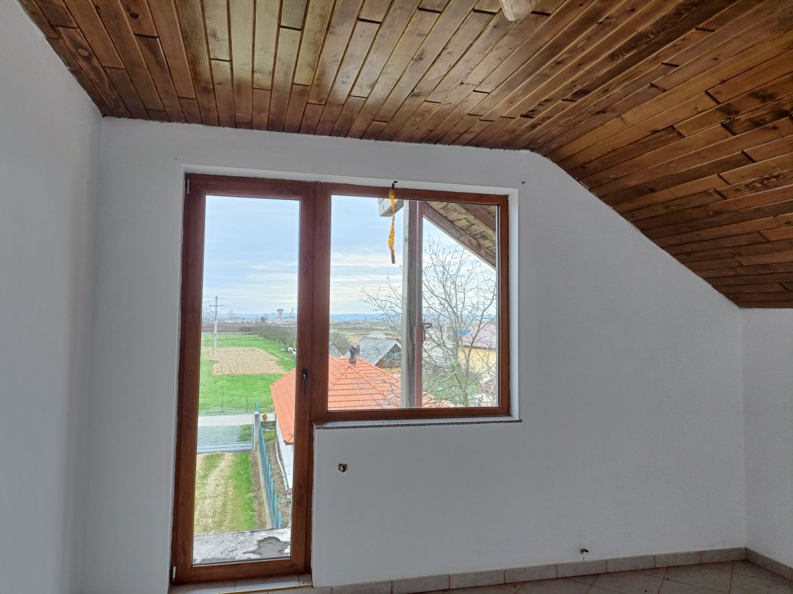 Casa, vila cu 8 camere garaj dublu, beci, terasa 30 mp, tren 28 ari