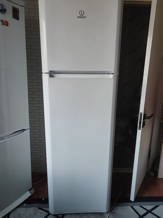 Продам Холодильник indesit