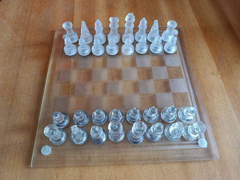Стъклен шах с 32 фигури