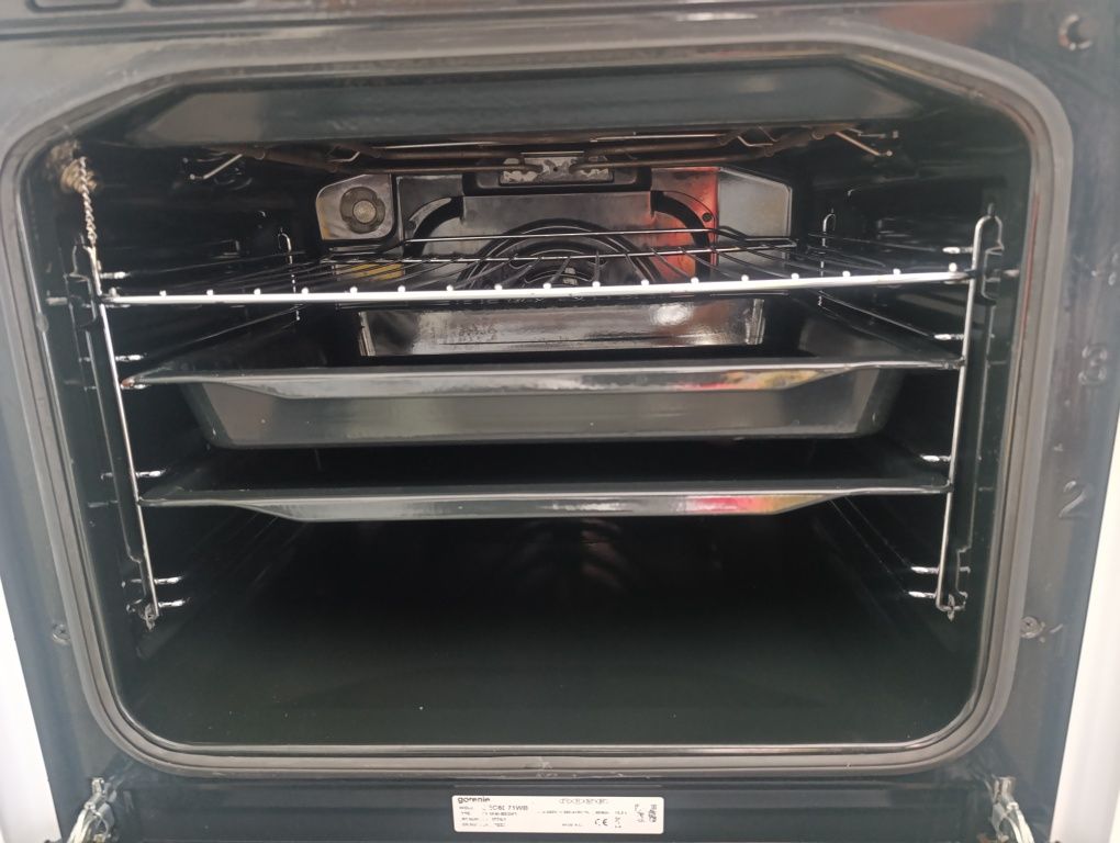 Фурна за вграждане Gorenje модел CEC6D71WB