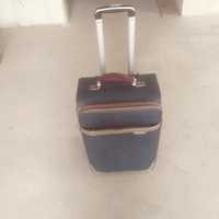 Продам чемодан в хорошем состоянии самовывоз ул.А.Бокехана 25в