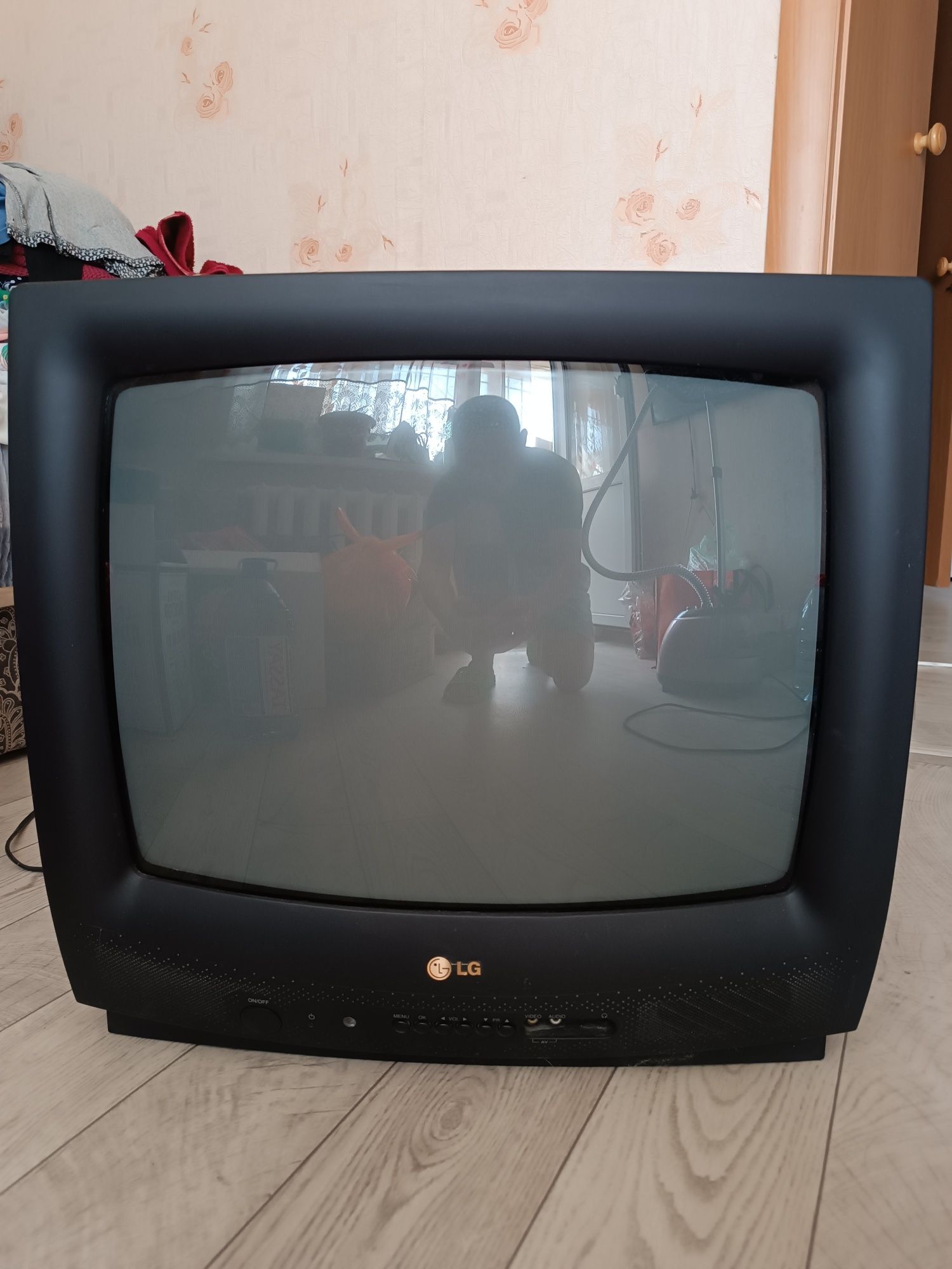 Телевизор LG. Model: CF-20F80K