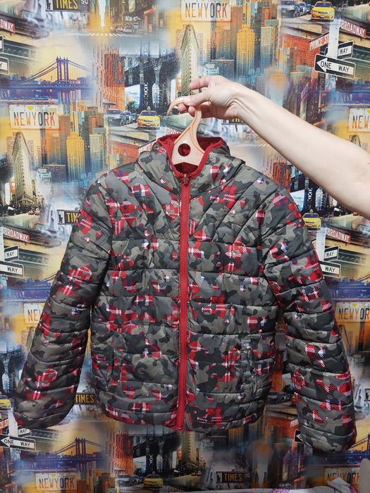 Куртка детская, двух сторонняя, на 9-10 лет, состояние отличное.