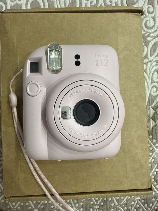 Instax Mini 12 — розовая моментальная камера