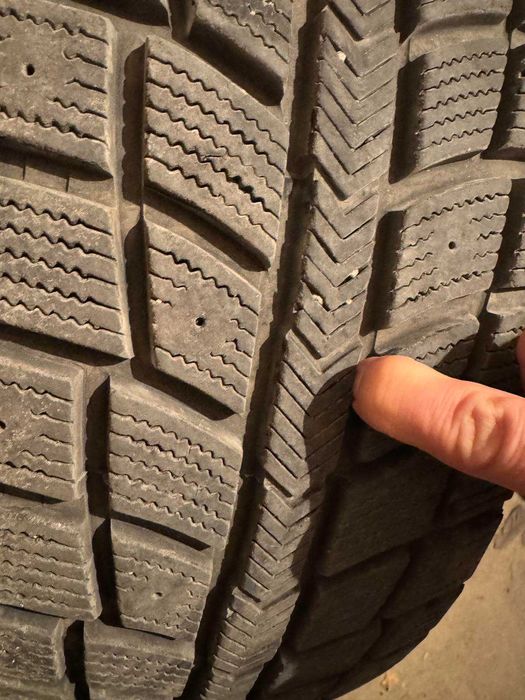 4 зимни 225/55R17 (DOT 2422) + 17” джанти оригинални Audi + 4 летни