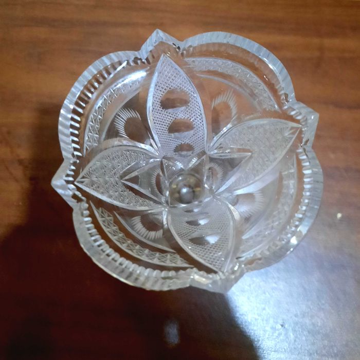 Красивая, Миниатюрная вазочка на ножке, винтаж