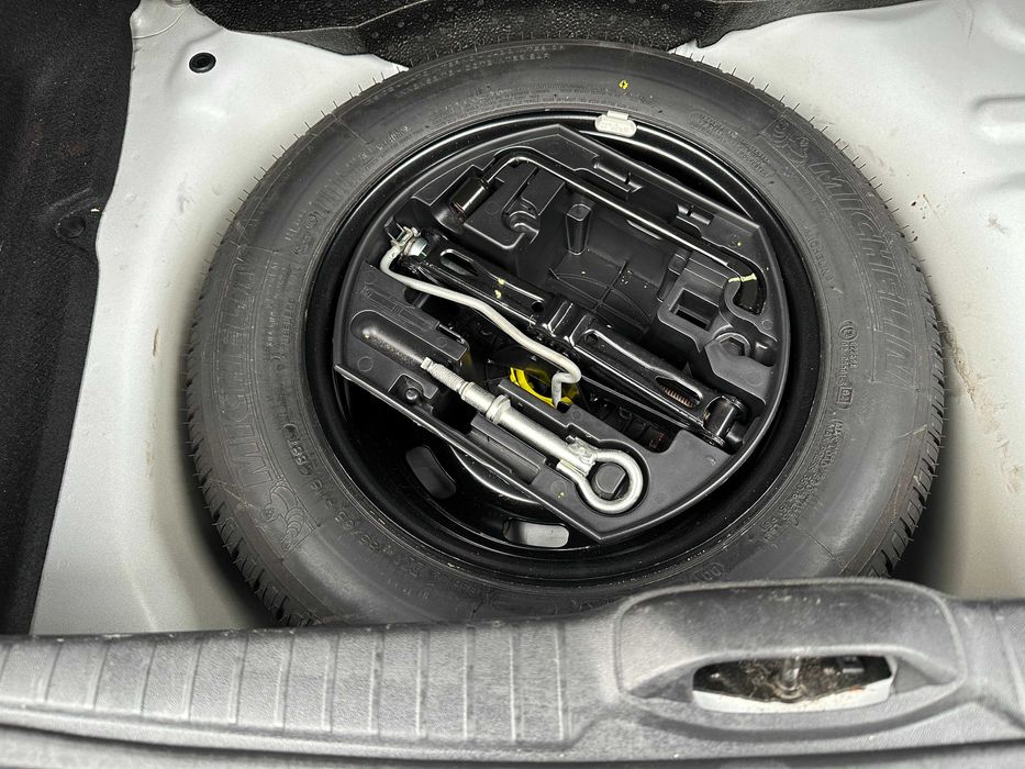 * Peugeot  208 *