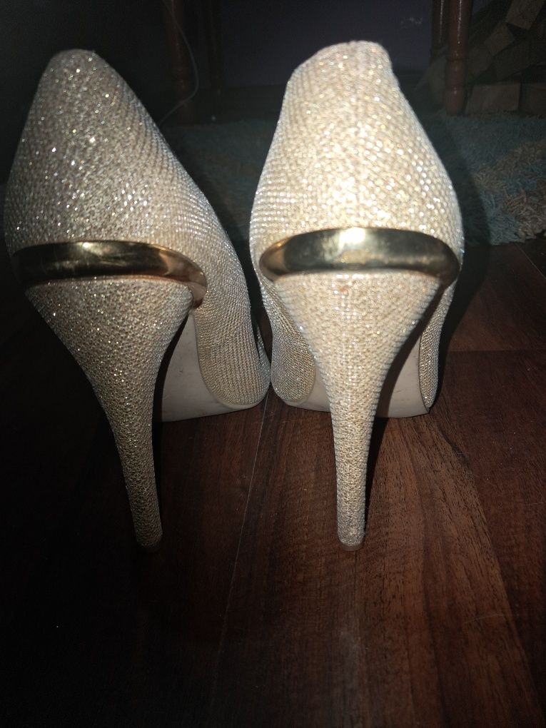 Pantofi stileto aurii
