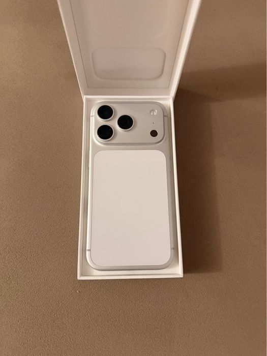 Iphone 17 pro NOU alb
