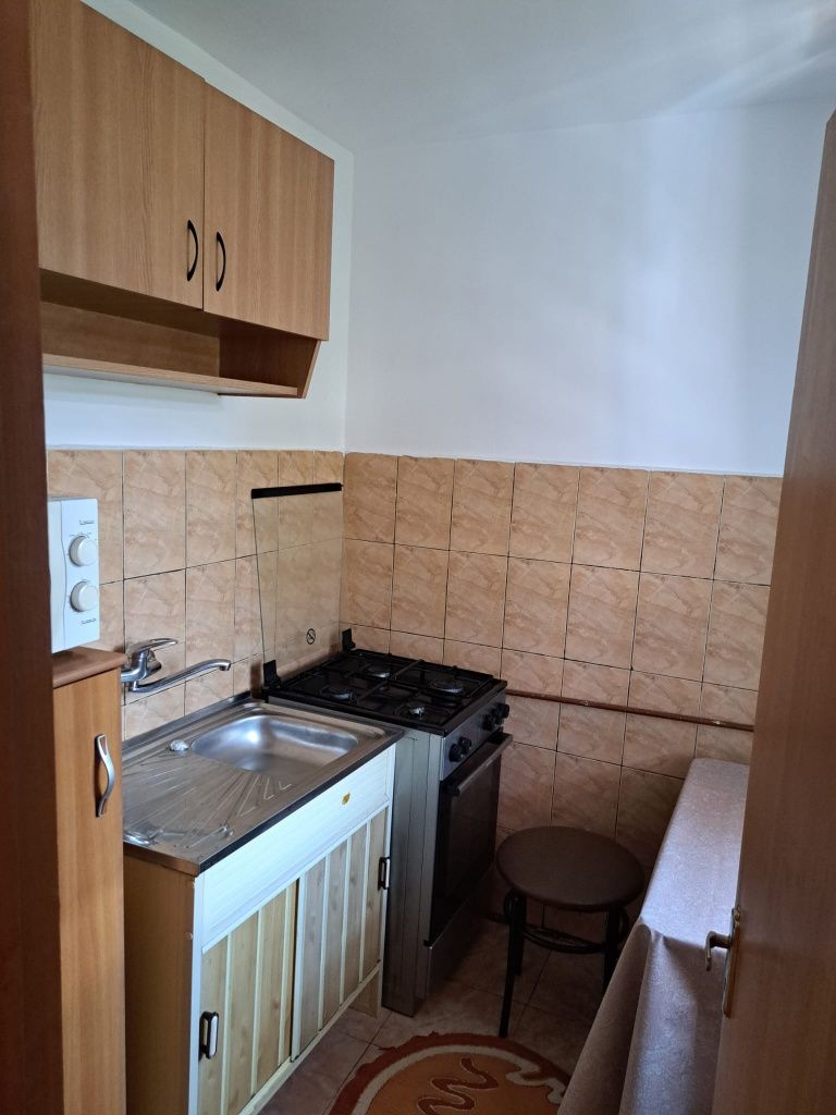 Propietar, vănd apartament 2 camere semidecomandat.