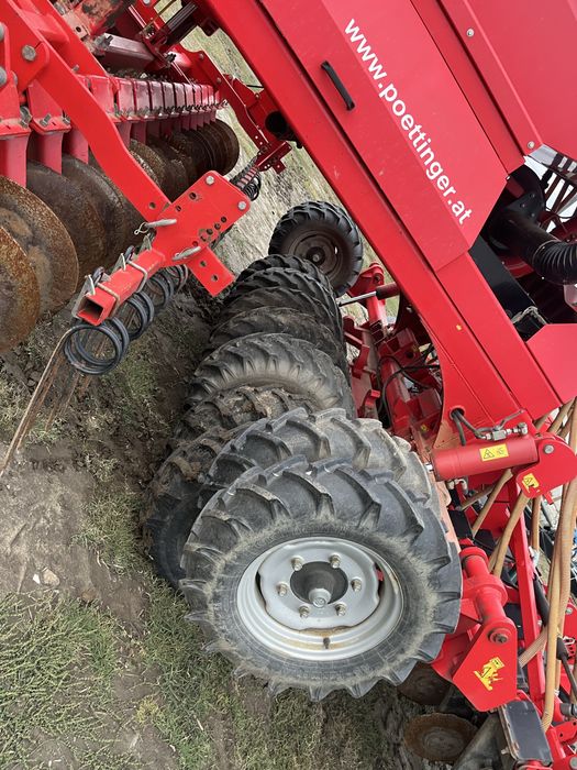Vand semanatoare si tractor