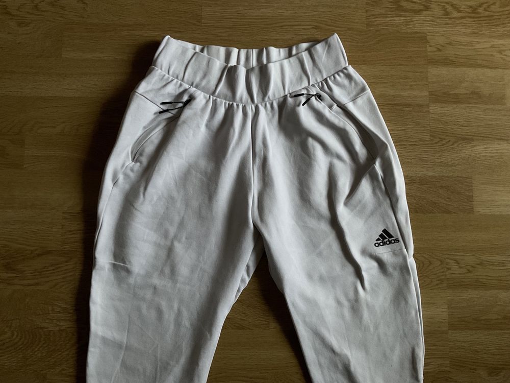 Pantaloni originali Adidas ZNE ca noi