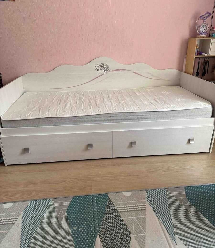Продам детскую кровать с матрасом