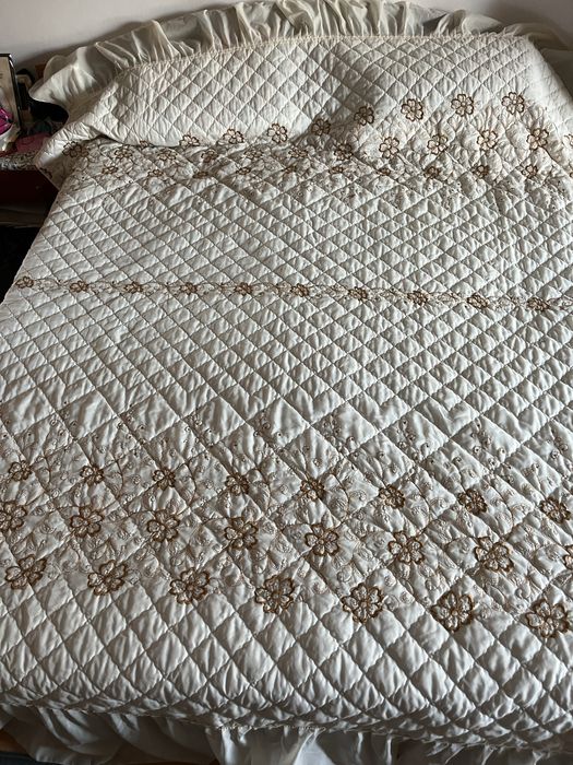 Cuvertura pat mare matlasata si  brodata