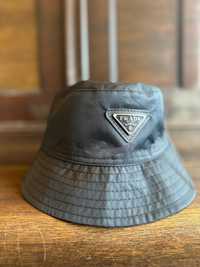 Черна шапка Прада, Prada
