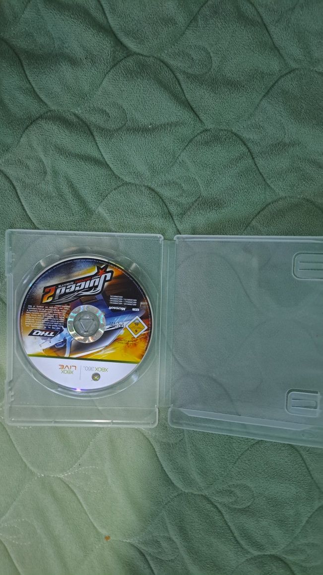 Vând xbox360 cu un joc și 3 controlere