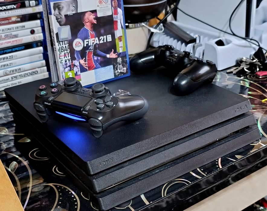 Ps4 pro, 1T, 2 manete și 38 jocuri instalate