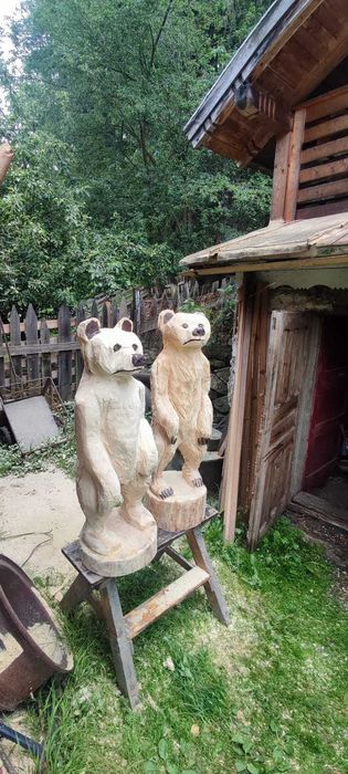Urs sculptat lemn